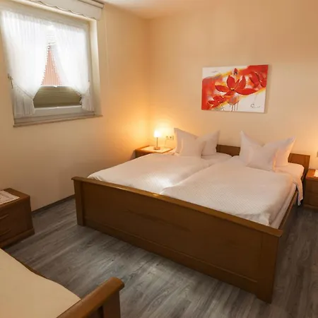 ガストホフ ペンション ウンド フェヴォス ツル ツウィーレ ヴィリンゲン