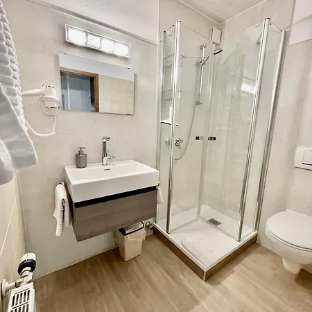 ガストホフ ペンション ウンド フェヴォス ツル ツウィーレ アパート *