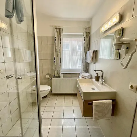 アパート ガストホフ ペンション ウンド フェヴォス ツル ツウィーレ