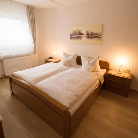 ガストホフ ペンション ウンド フェヴォス ツル ツウィーレ